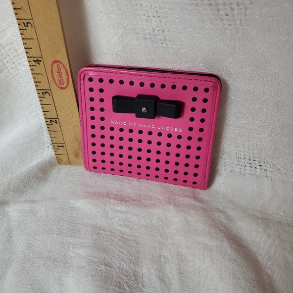 Marc Jacobs Sophisticato Disc Bow Emi Wallet in Pink and Black - Picture 10 of 11